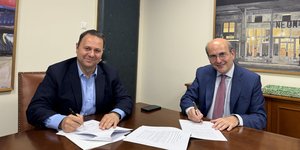 O υπουργός Εθνικής Οικονομίας και Οικονομικών Κωστής Χατζηδάκης και ο εντεταλμένος σύμβουλος του Ταμείου, Παναγιώτης Σταμπουλίδης
