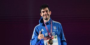 Ο Μίλτος Τεντόγλου με το μετάλλιο στο στήθος