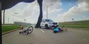 Ο μεθυσμένος οδηγός εμβόλισε από πίσω τους δύο ποδηλάτες στο Τέξας