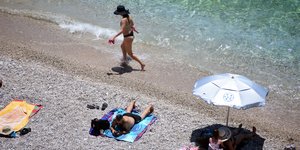Κόσμος στη θάλασσα