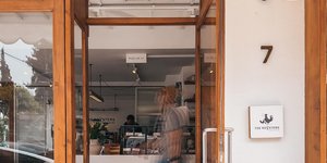 Σαν σε νησί: Στα Ιλίσια μόλις ξεφύτρωσε ένα μαγαζί για καφέ και φαγητό που θυμίζει κάτι από Κυκλάδες