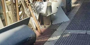 Πέταξε παντζούρια και μπανιέρα σε πεζοδρόμιο της Θεσσαλονίκης και τον «τσάκωσε» ο δήμαρχος