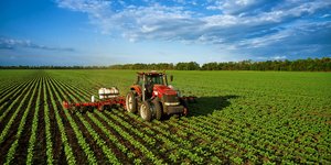 Τρακτέρ σε αγρό