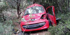 Το αυτοκίνητο που έπεσε σε ρέμα