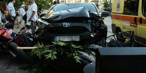 Αμπελόκηποι: Καραμπόλα στη Λεωφόρο Κηφισίας -Συγκρούστηκαν δύο οχήματα και έπεσαν σε πεζούς / Intime