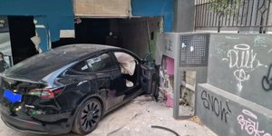 Αυτοκίνητο πάνω σε τζαμαρία