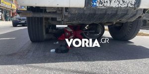 Κατέληξε η 59χρονη που σφηνώθηκε κάτω από φορτηγό με το μηχανάκι που οδηγούσε στη Θεσσαλονίκη