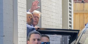 Ο Ντόναλντ Τραμπ χαιρετάει 