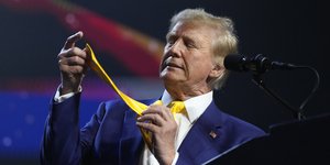 Ντοναλντ Τραμπ κιτρινη γραβατα 