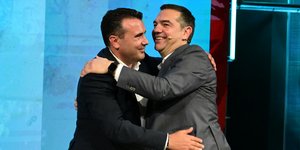 Αγκαλιά Τσίπρα-Ζάεφ