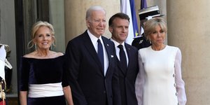 Η Τζιλ Μπάιντεν επιλέγει την διπλωματία της γκαρνταρόμπας στην πρώτη επίσημη επίσκεψη στη Γαλλία