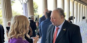 Ο Τζον Κατσιματίδης με τη δημοσιογράφο του iefimerida Αθανασία Αγγελοπούλου