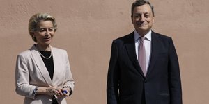 Η πρόεδρος της Κομισιόν, Ούρσουλα φον ντερ Λάιεν και ο πρώην πρόεδρος της ΕΚΤ, Μάριο Ντράγκι
