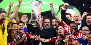 Ο Βαγγέλης Μαρινάκης με το τρόπαιο του Conference League