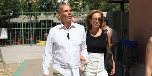 Ο Γιάνης Βαρουφάκης με τη σύζυγό του