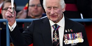 Ο βασιλιάς Κάρολος φόρεσε δέκα μετάλλια στην εκδήλωση για την D-Day