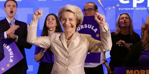 Η Ούρσουλα φον ντερ Λάιεν πανηγυρίζει τη νίκη του ΕΛΚ