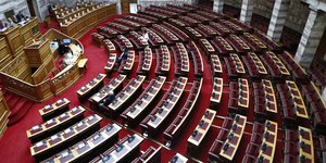 Άδεια έδρανα στη Βουλή
