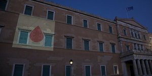Με μία κόκκινη σταγόνα φωταγωγήθηκε η Βουλή για την Παγκόσμια Ημέρα του Εθελοντή Αιμοδότη