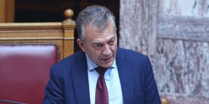 Ο Γιάννης Βρούτσης στη Βουλή