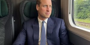 Ο πρίγκιπας Γουίλιαμ στο τρένο για το Κάρντιφ