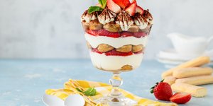 Τιραμισού φράουλα σε γυάλινο ποτήρι