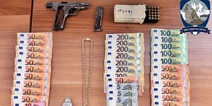 Από τον 24χρονο κατασχέθηκαν, μεταξύ άλλων, πιστόλι, φυσίγγια και κινητά τηλέφωνα