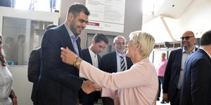 ξανθια χαιρετάει μαρινακη
