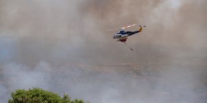 Φωτιά στη Χίο: Δεν υπάρχει κίνδυνος για κατοικημένες περιοχές -Το μέτωπο καίει σε χαράδρες, ισχυροί βόρειοι άνεμοι