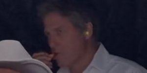 Ο Χιου Γκραντ σε συναυλία της Τέιλορ Σουίφτ