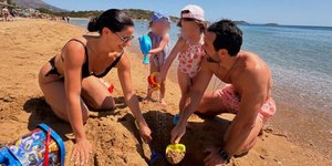 Οι δίδυμες κόρες του Σάκη Τανιμανίδη και της Χριστίνας Μπόμπα έγιναν 3 ετών