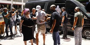 Οι συλληφθέντες για τη φωτιά από βεγγαλικά στην Ύδρα