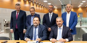 Τη σύμβαση υπέγραψαν σήμερα στο Αμαξοστάσιο του Μετρό στην Πυλαία ο Πρόεδρος του Δ.Σ. και Διευθύνων Σύμβουλος της Άκτωρ, κ. Αλέξανδρος Εξάρχου και ο Αντιπρόεδρος του Δ.Σ. και Διευθύνων Σύμβουλος της Ελληνικό Μετρό, κ. Νικόλαος Κουρέτας.