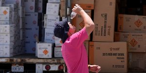 άνδρας ρίχνει νερό στο πρόσωπό του εν μέσω ζέστης