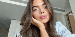 Μοντέλο με εμπριμέ φόρεμα @elina_simul