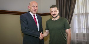 Ο νέος υπουργός Άμυνας του Ηνωμένου Βασιλείου Τζον Χίλι με τον Βολοντίμιρ Ζελένσκι