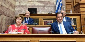 Ο Άδωνις Γεωργιάδης και η Ισμήνη Κριάρη στην ακρόαση της Επιτροπής Θεσμών και Διαφάνειας