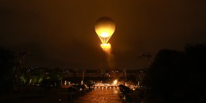 Το αερόστατο με τη φλόγα που στεφάνωσε τον Παρίσι