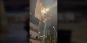 Κορίτσια κατέβασαν αφίσα του Οικονομόπουλου
