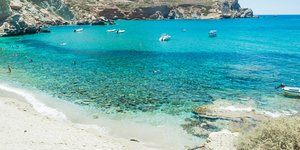 Η παραλία Αγκάλη στην Φολέγανδρο