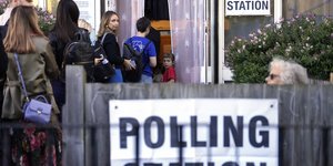 Άνοιξαν οι κάλπες στη Βρετανία