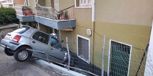 ΙΧ προσέκρουσε σε περίφραξη σπιτιού στο Αγρίνιο