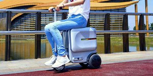 Η βαλίτσα που μετατρέπεται σε scooter 