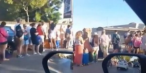 Τεράστια ουρά από Τούρκους τουρίστες στο Αϊβαλί