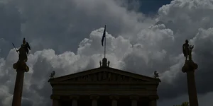 Σύννεφα πάνω από την Ακαδημία