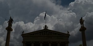Σύννεφα πάνω από την Ακαδημία