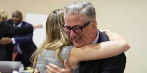 Ο Άλεκ Μπάλντουιν αγκαλιάζει τη σύζυγό του Χιλάρια