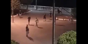 Στιγμιότυπο από το βίντεο με την συμπλοκή των νεαρών 