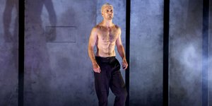 Ο Αναστάσης Ροϊλός αντιμετώπισε με χιούμορ την απρόοπτη τούμπα του επί σκηνής