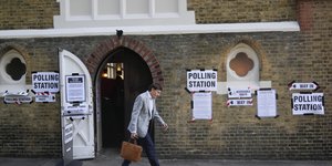 Ανδρας έξω από εκλογικό κέντρο στην Βρετανία